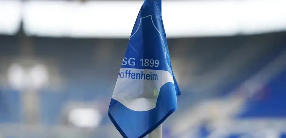 Futbol meydançasında TSG 1899 Hoffenheim bayrağı