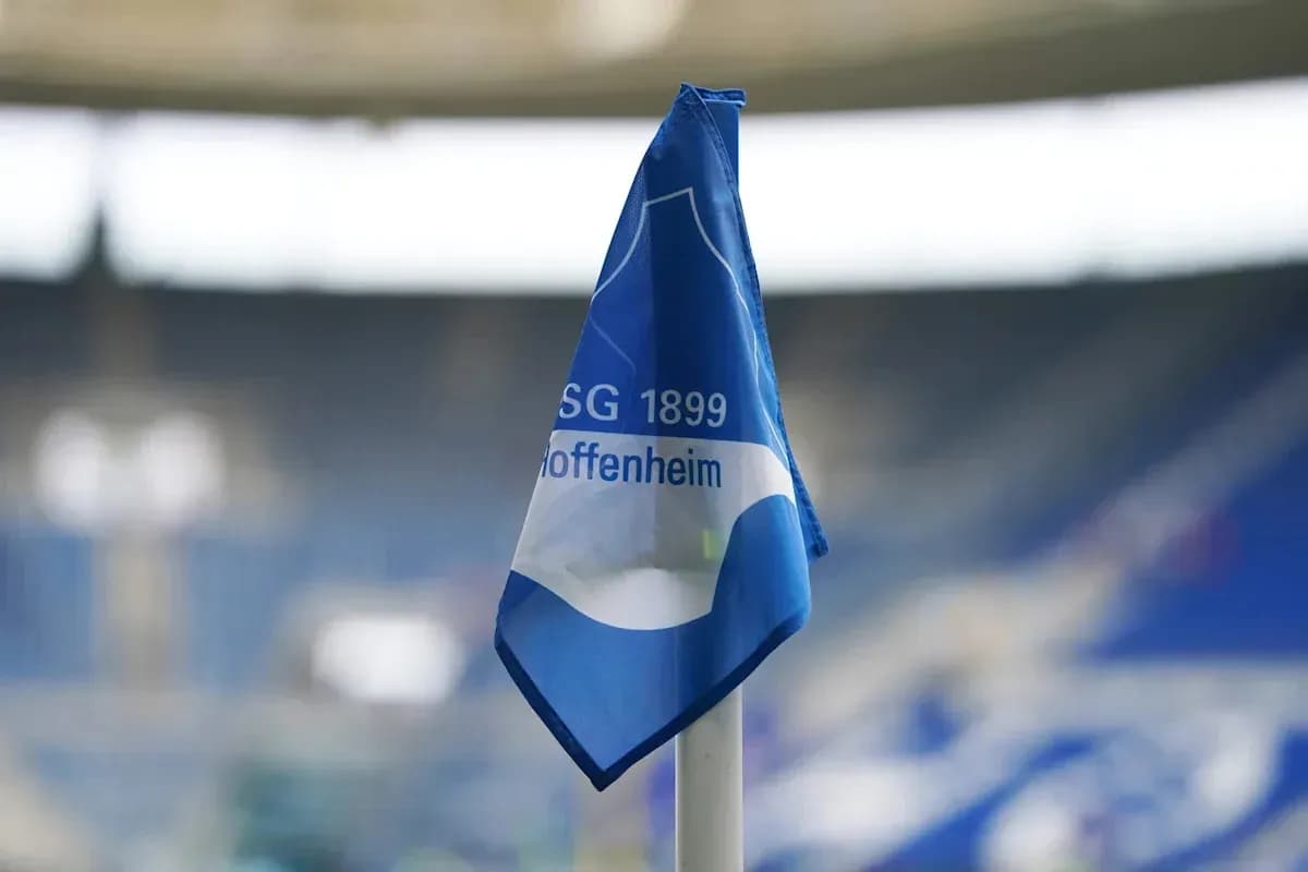 Futbol meydançasında TSG 1899 Hoffenheim bayrağı