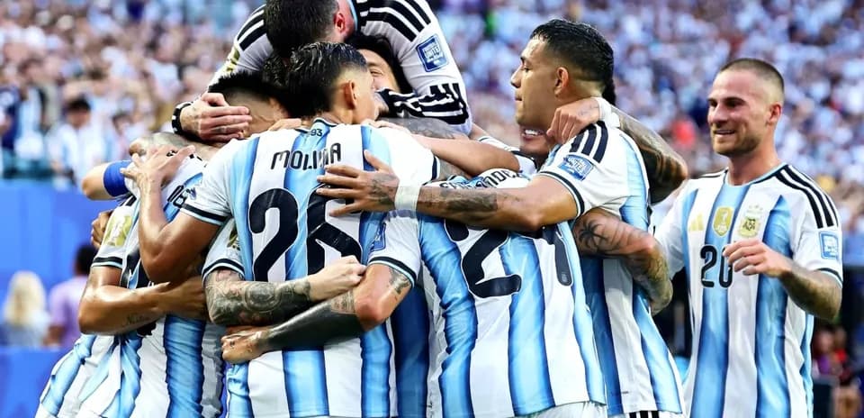 Argentina futbol komandası sevinir