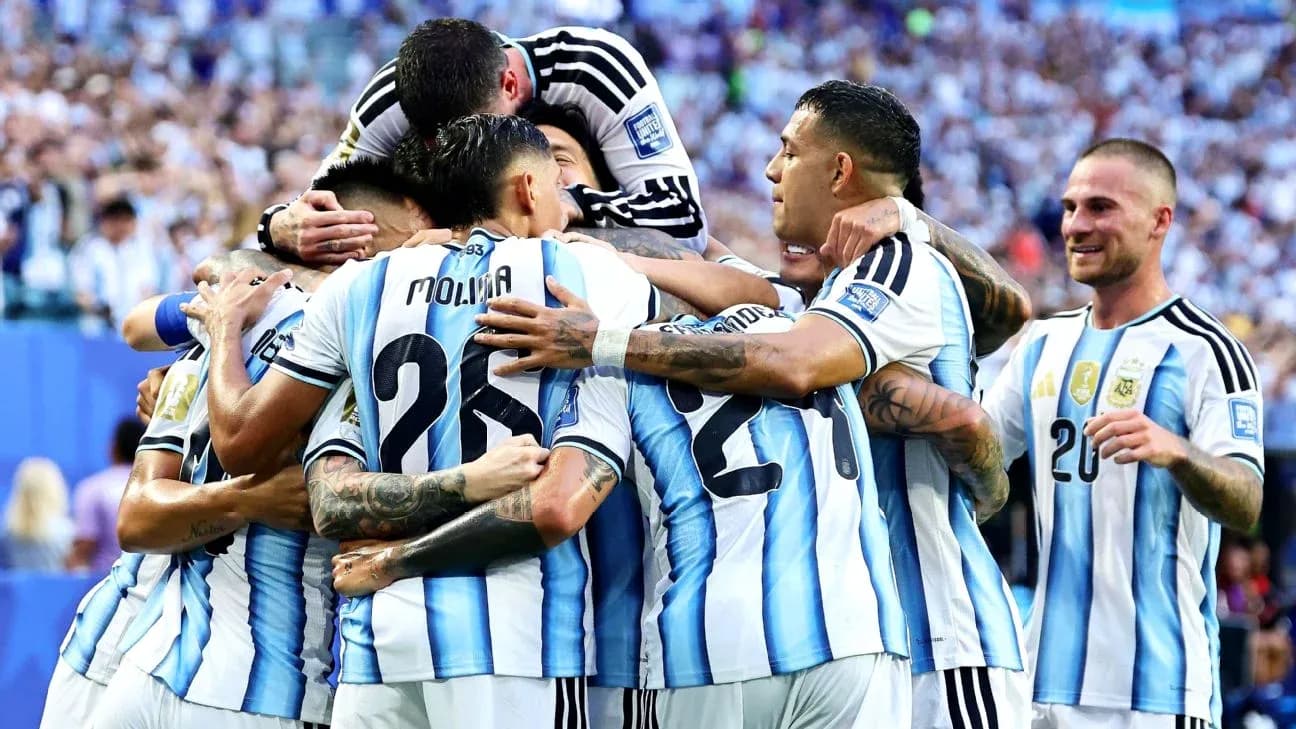 Argentina futbol komandası sevinir