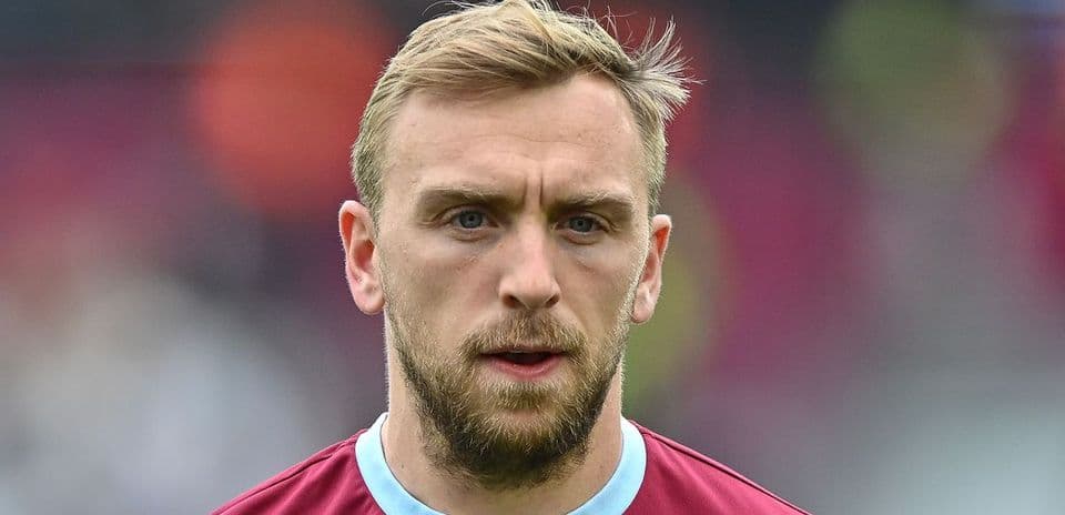 Futbolçu stadionun önündə yaxından görünür