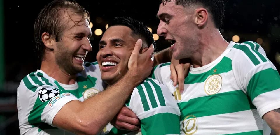 Celtic futbolçuları sevincini paylaşır