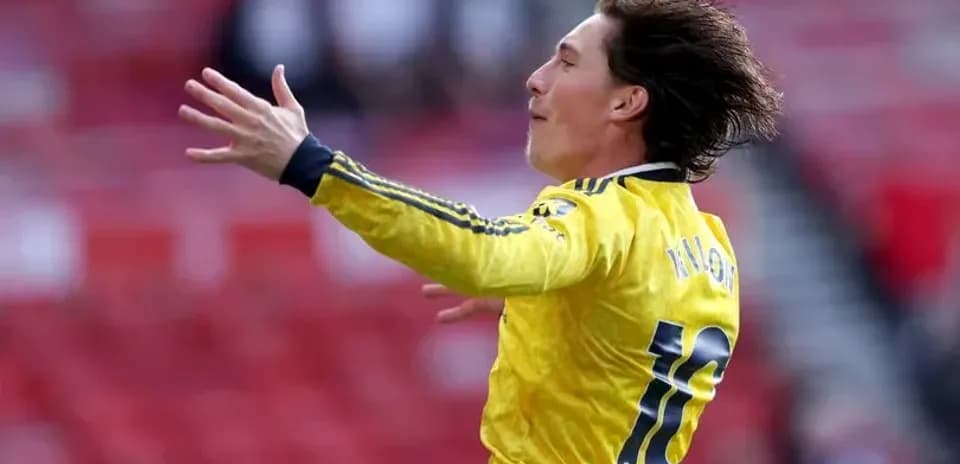 Futbolçu qollarını açaraq sevinclə qeyd edir