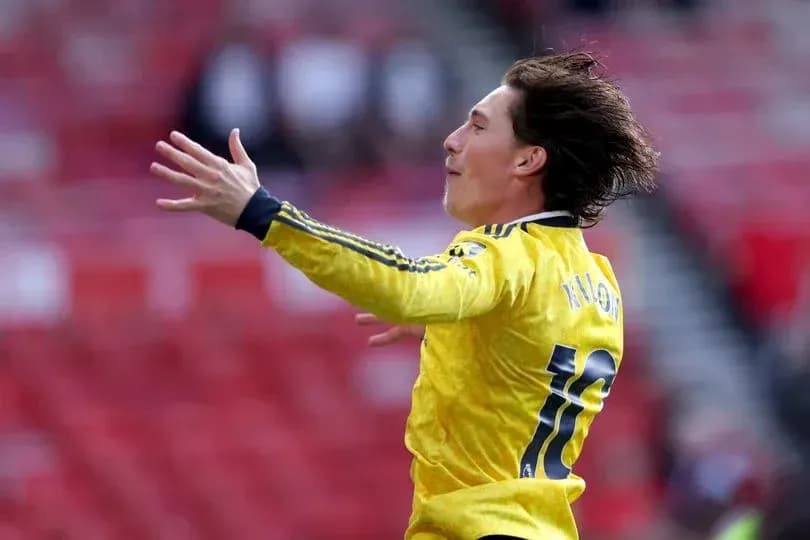 Futbolçu qollarını açaraq sevinclə qeyd edir