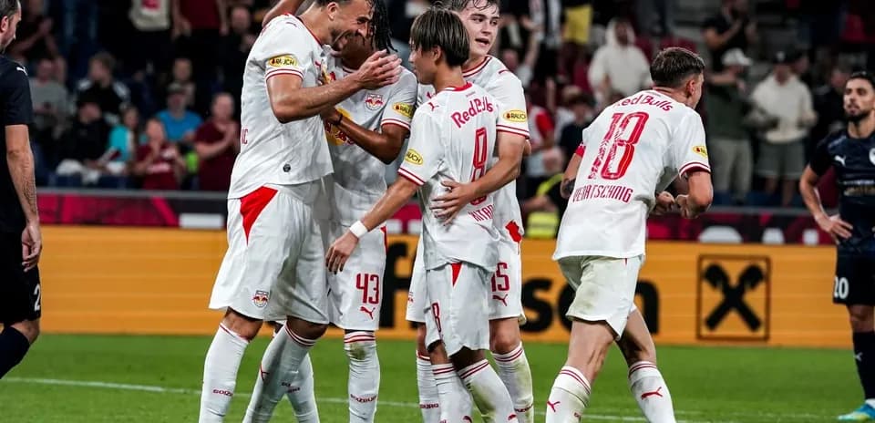 Red Bull Salzburg futbolçuları qələbəni qeyd edir