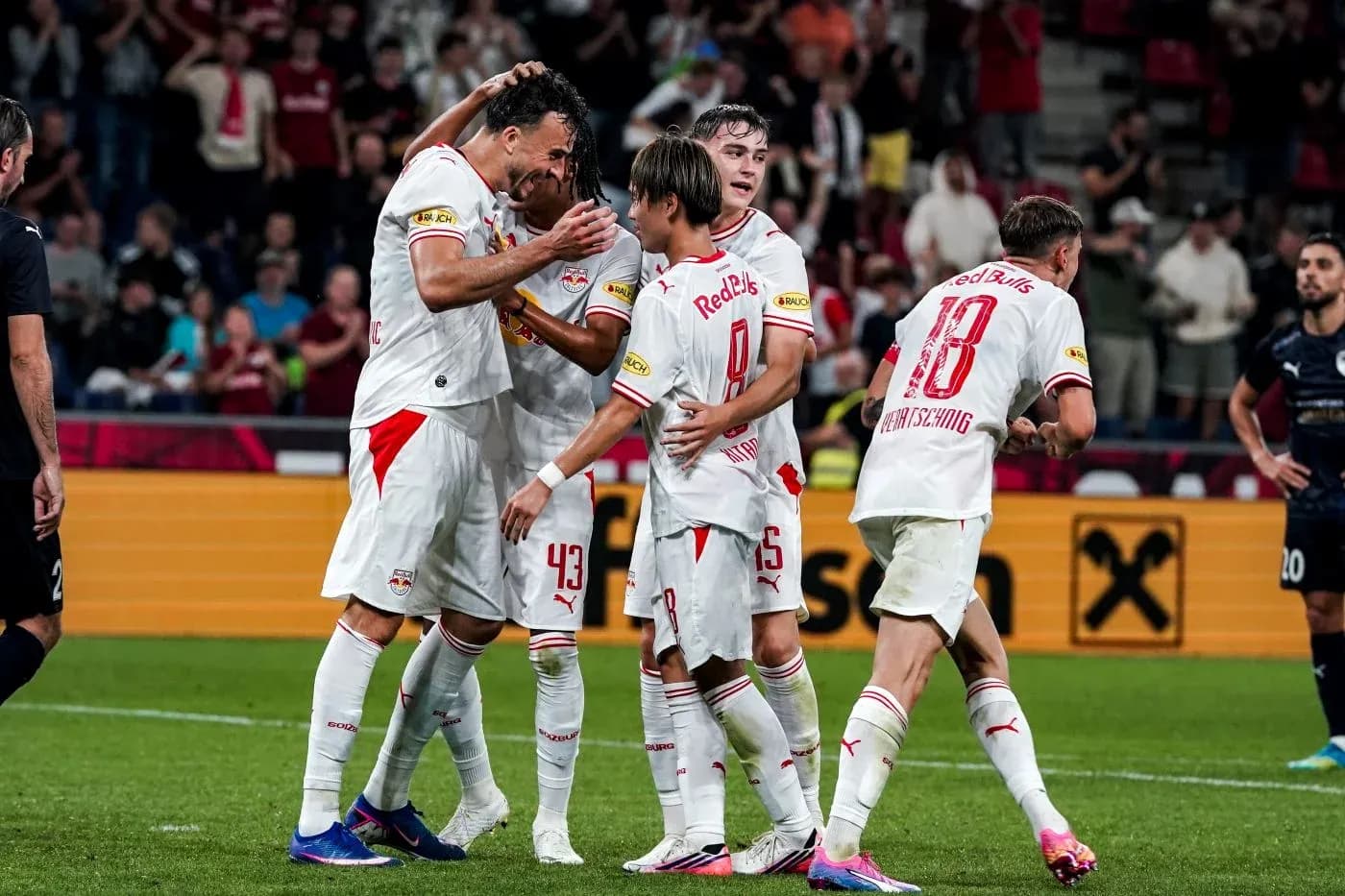 Red Bull Salzburg futbolçuları qələbəni qeyd edir