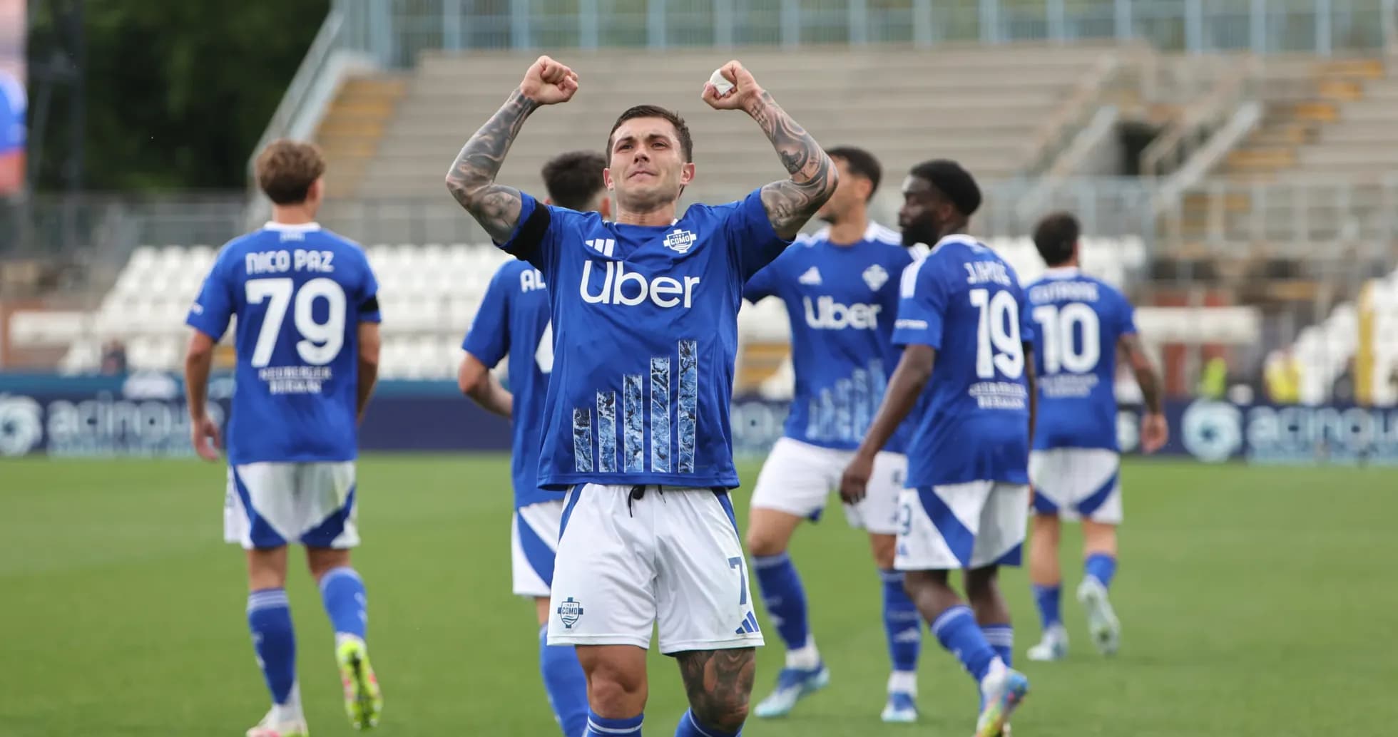 Como futbolçusu qələbə sevincini yaşayır