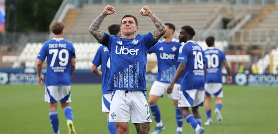 Como futbolçusu qələbə sevincini yaşayır