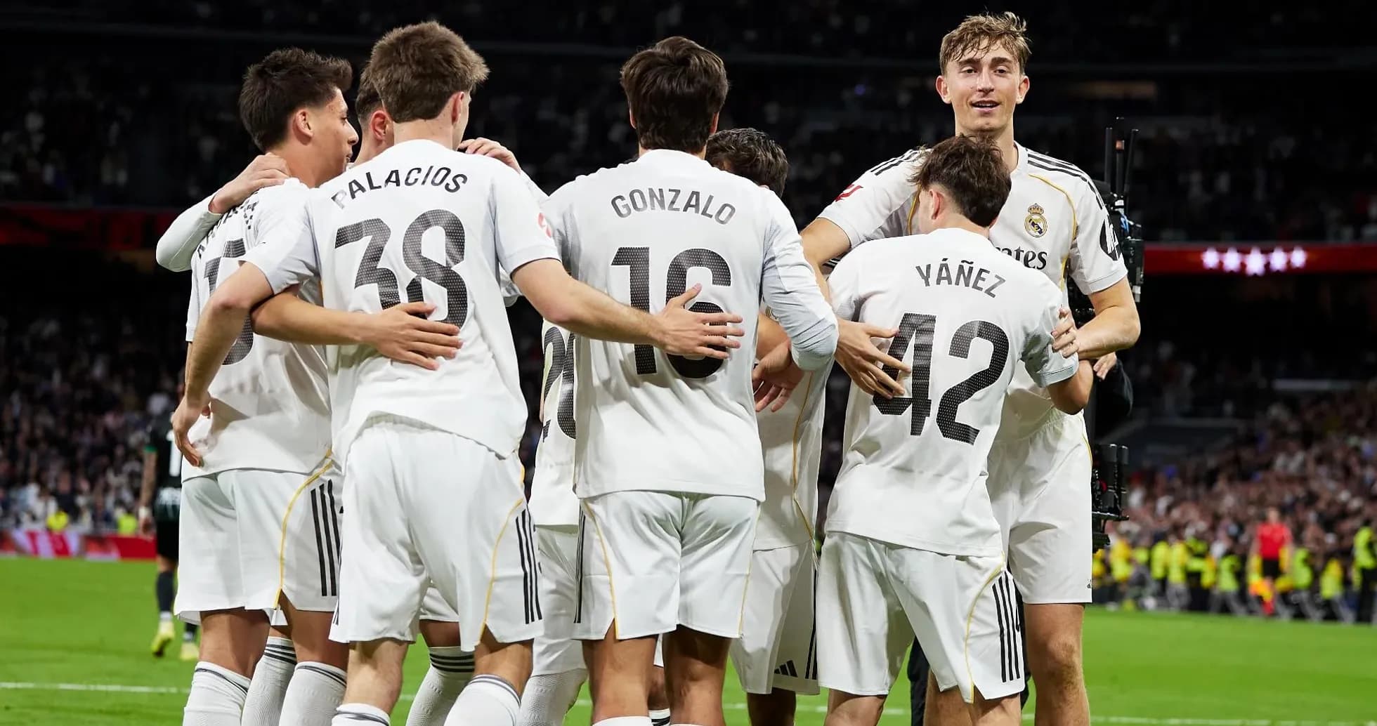 Real Madrid oyunçuları qələbə sevinci yaşayır