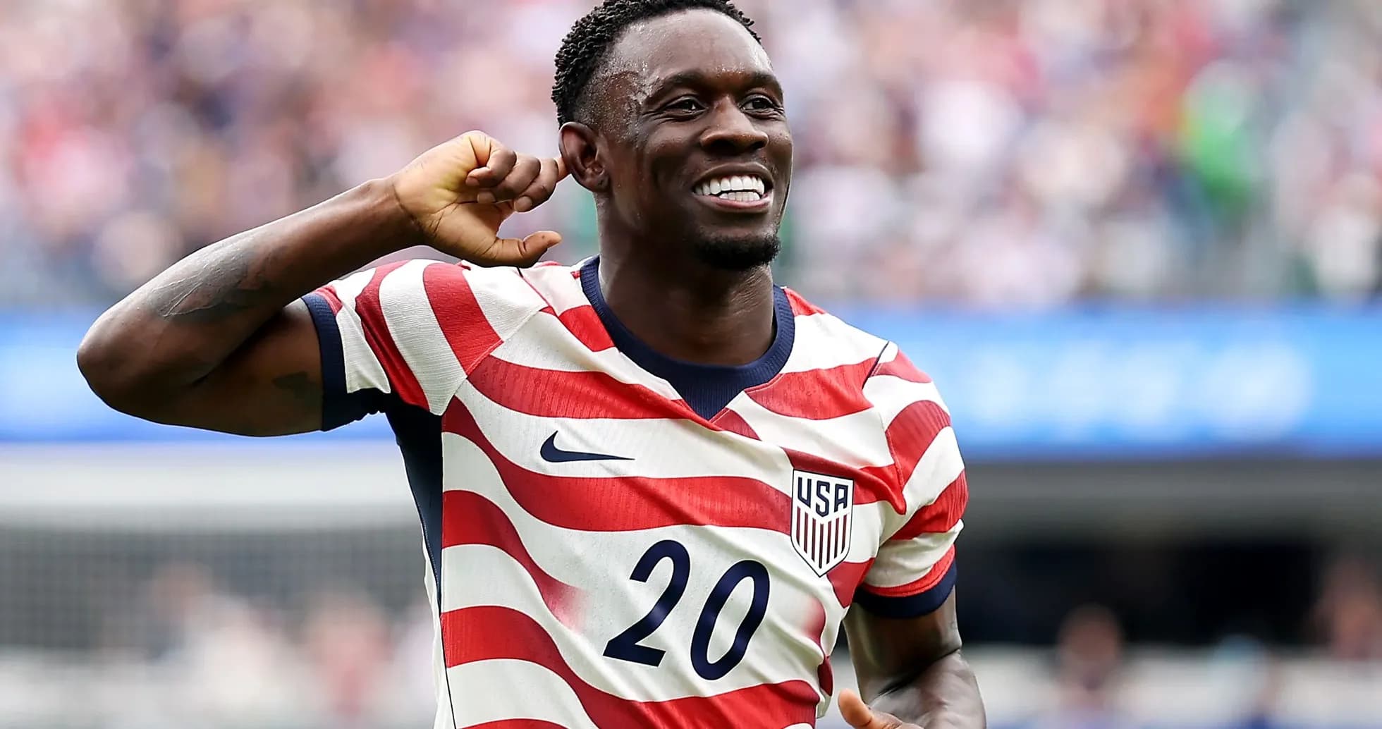 Futbolçu USA formasında gülərək sevinir