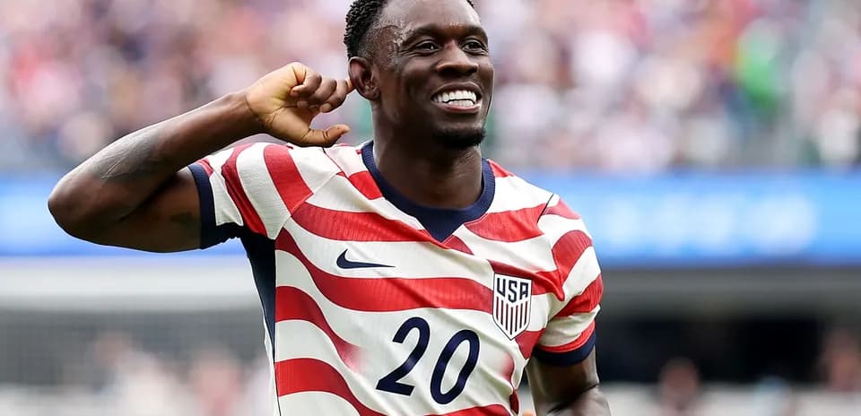 Futbolçu USA formasında gülərək sevinir