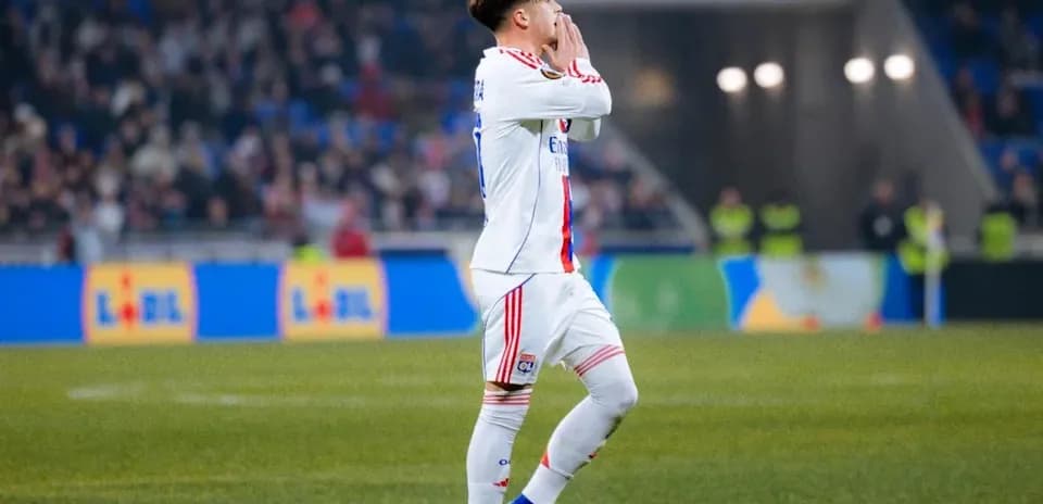 Futbolçu oyunda əlləri ilə işarə edir