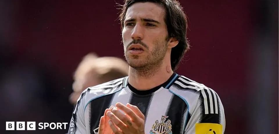 Futbolçu Newcastle United formasında alqışlayır