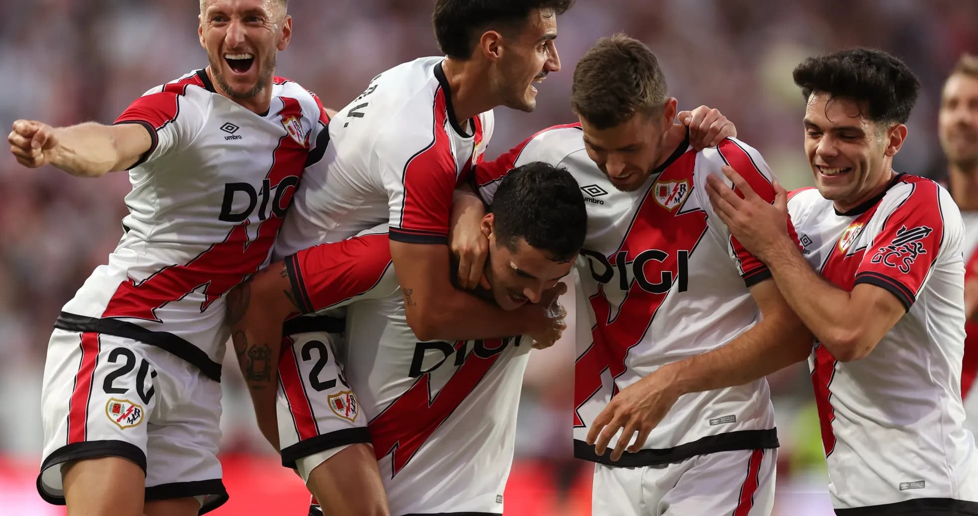 Rayo Vallecano futbolçuları qələbə sevinci yaşayır