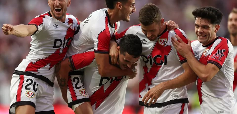 Rayo Vallecano futbolçuları qələbə sevinci yaşayır