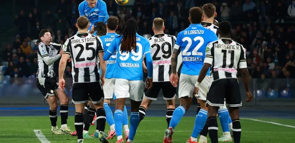 Napoli və Udinese oyunçuları top üçün mübarizə aparır