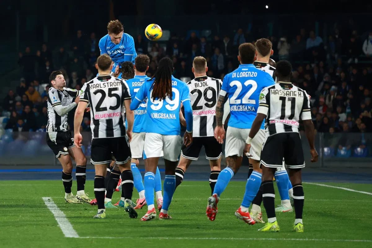 Napoli və Udinese oyunçuları top üçün mübarizə aparır