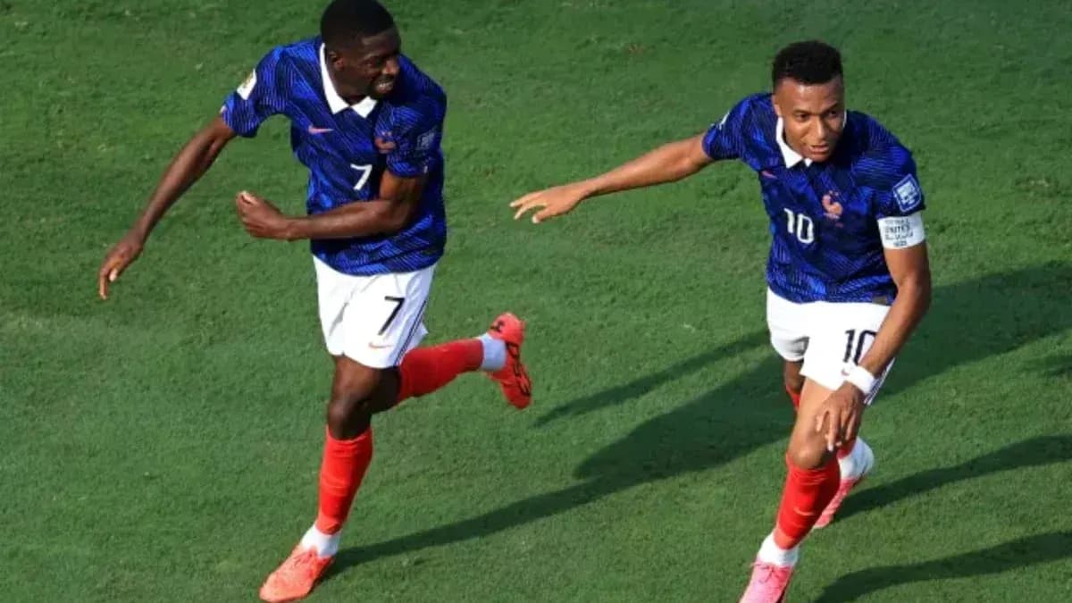 İki oyunçu qol sevinci yaşayır, futbol matçı