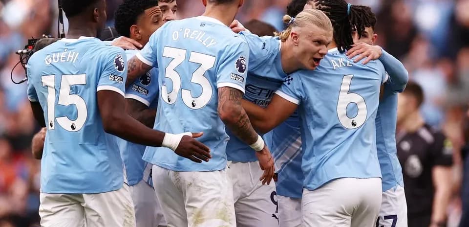 Manchester City futbolçuları bir-birini təbrik edir