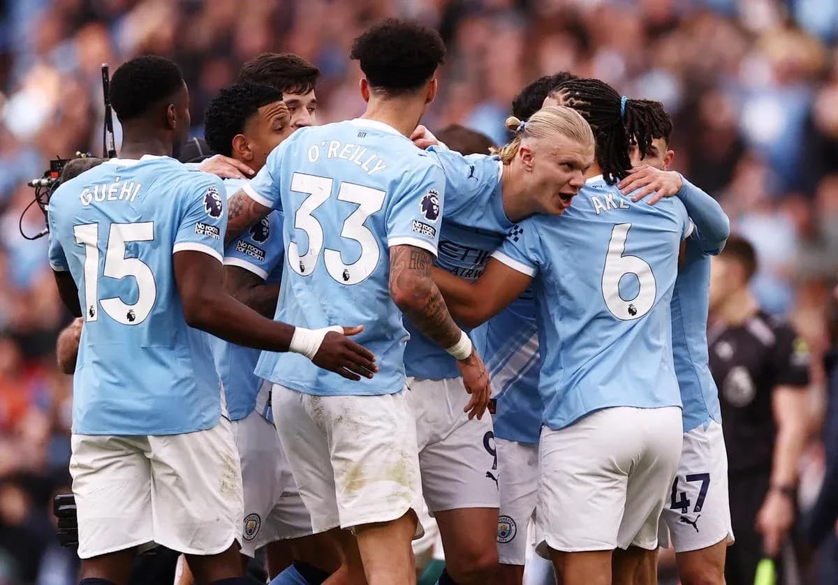 Manchester City futbolçuları bir-birini təbrik edir