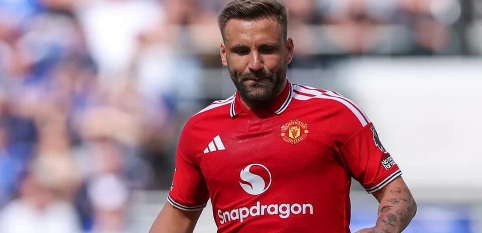Futbolçu Manchester United formasında meydanda yürüyür