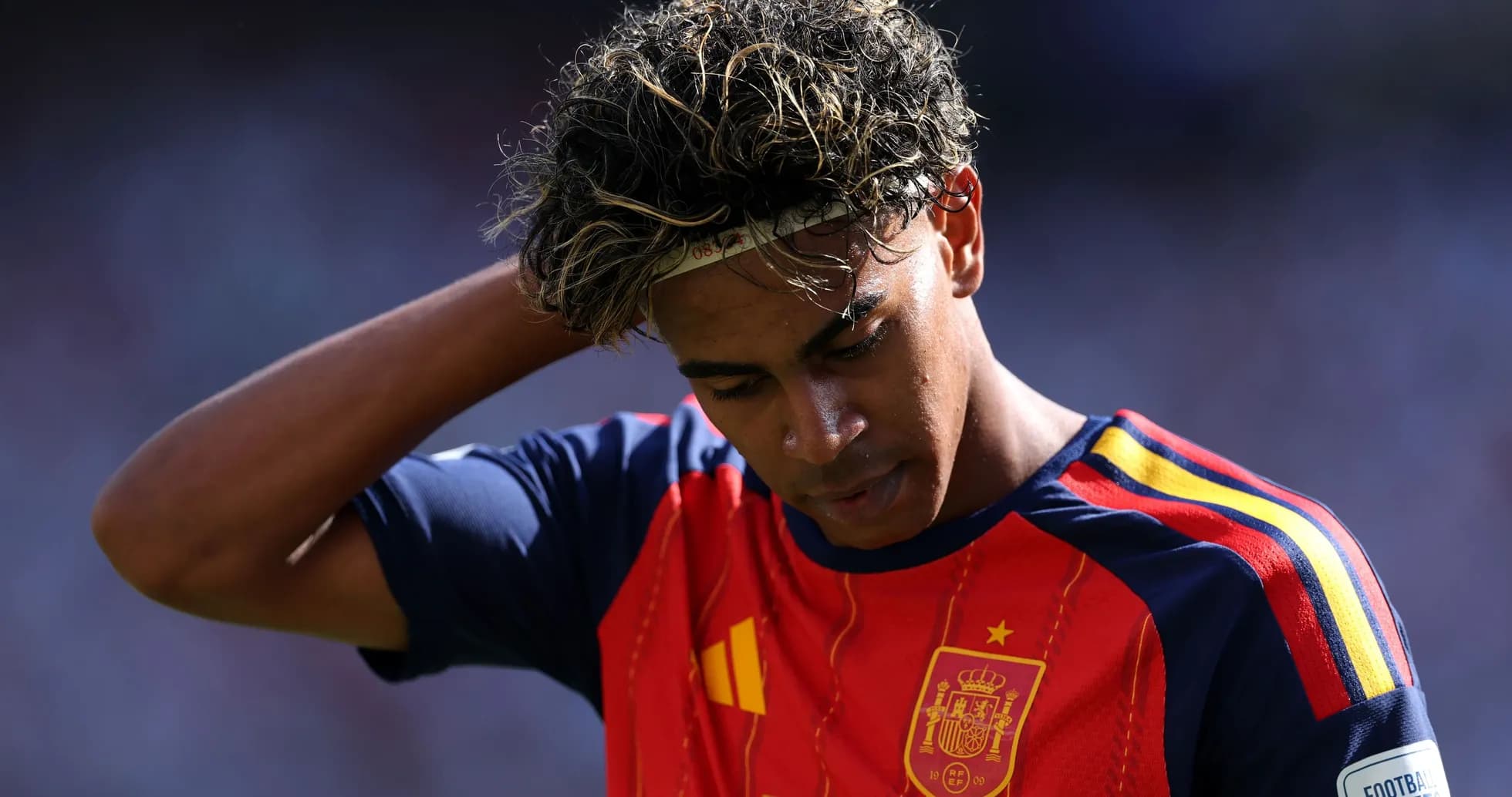 Futbolçu İspaniya formasında oyunun ortasında düşünür