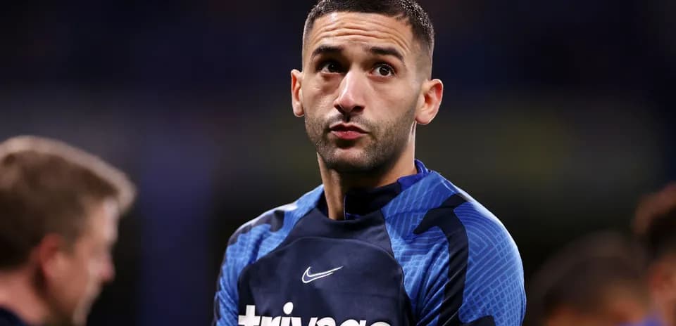 Futbolçu məşq zamanı ekipmanla dayanıb