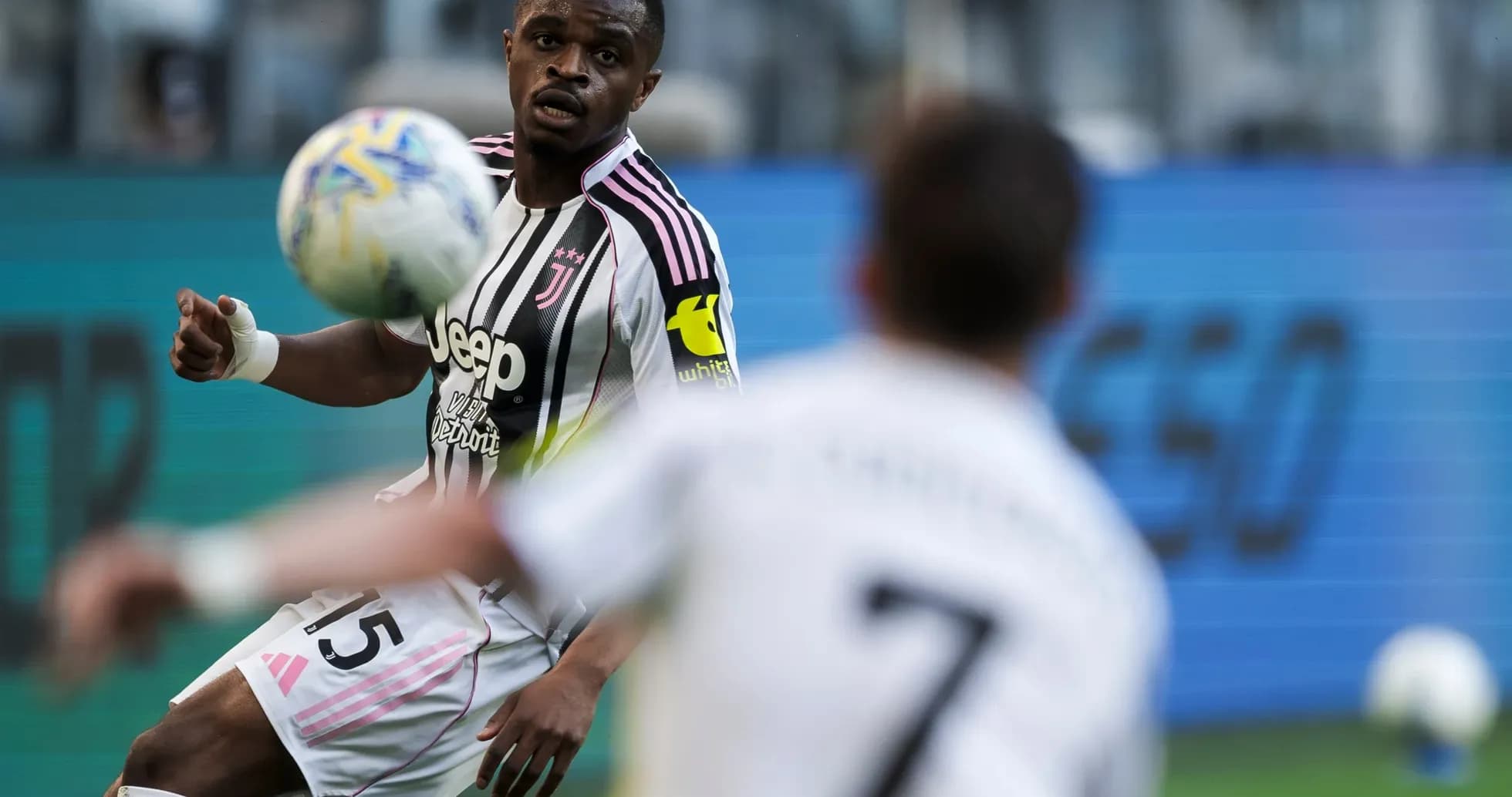 Juventus futbolçusu topu idarə edir