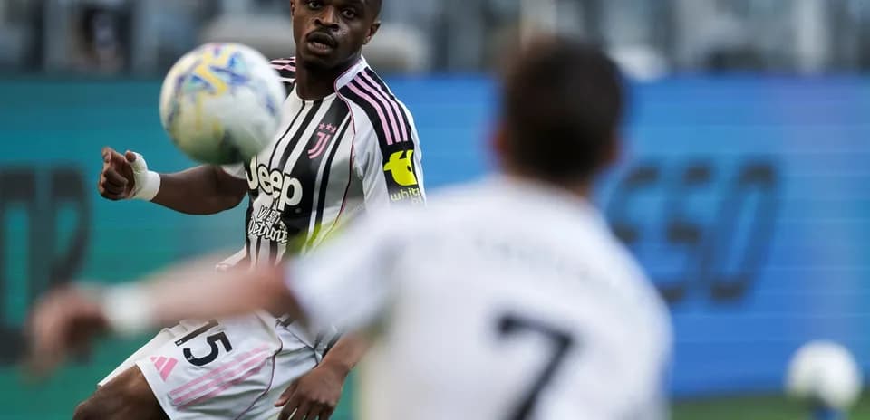 Juventus futbolçusu topu idarə edir
