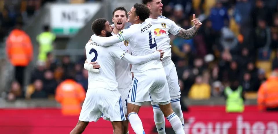Leeds futbolçuları qələbəni qeyd edirlər