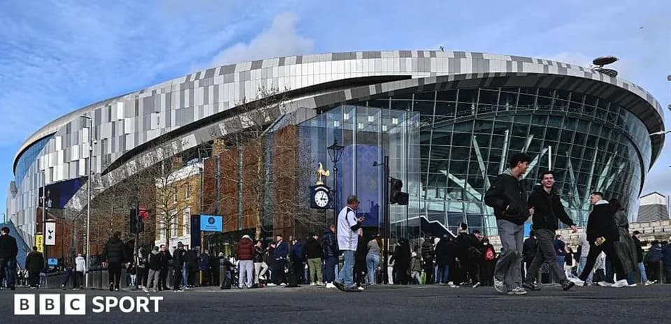 İnsanlar stadionun önündə toplanıb