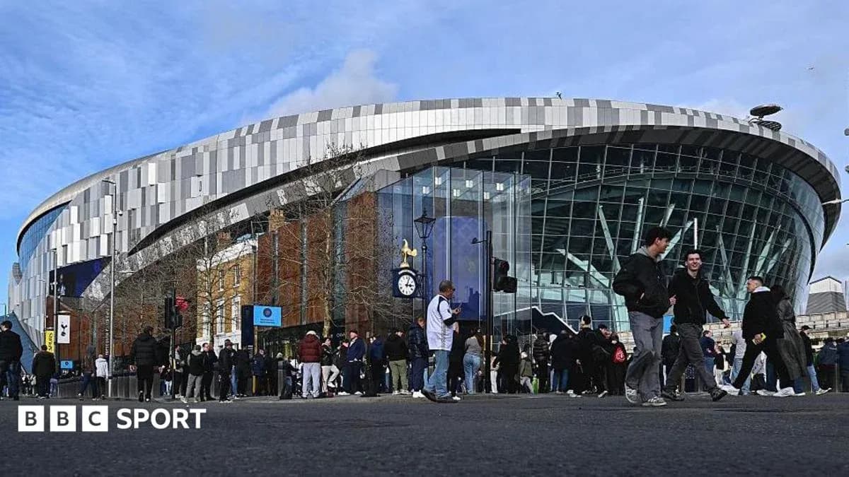 İnsanlar stadionun önündə toplanıb