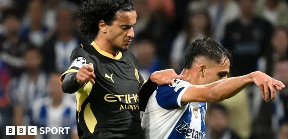 İki futbolçu top üçün mübarizə aparır