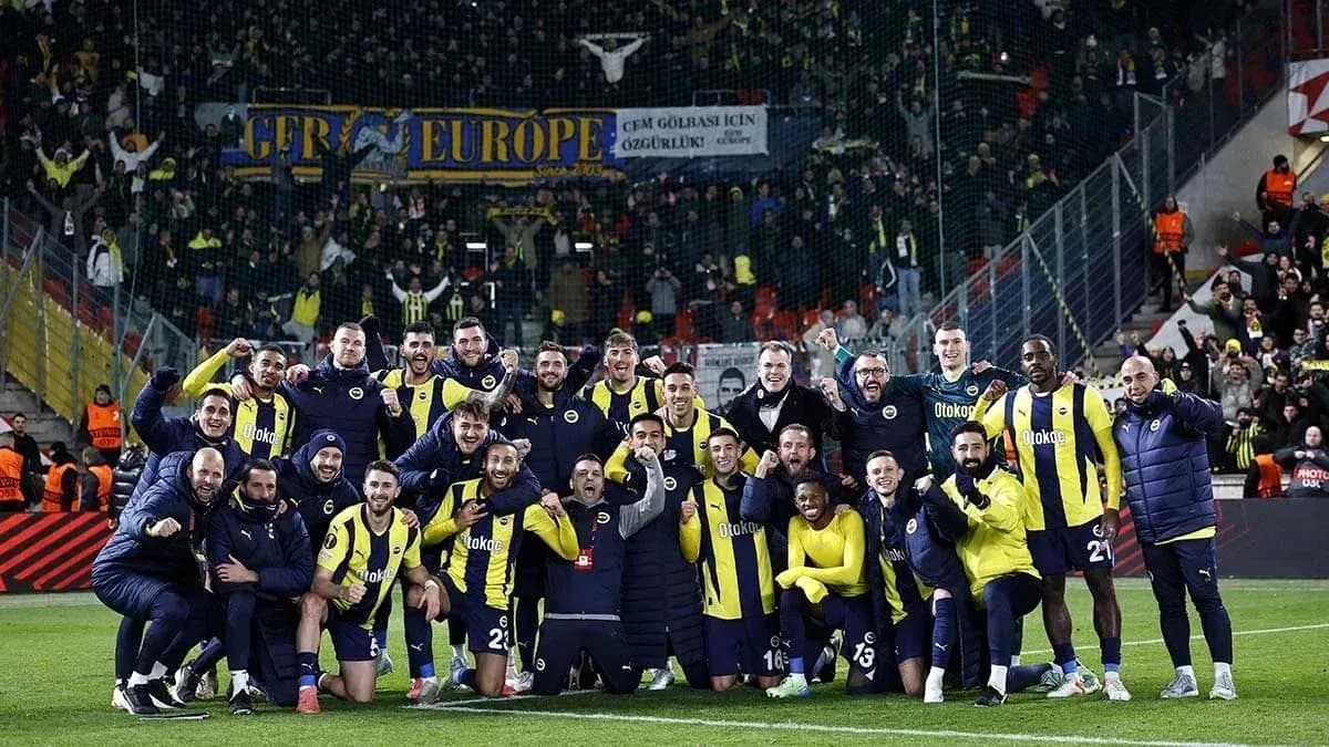 Fenerbahçe futbol komandası şampiyonluq münasibətilə
