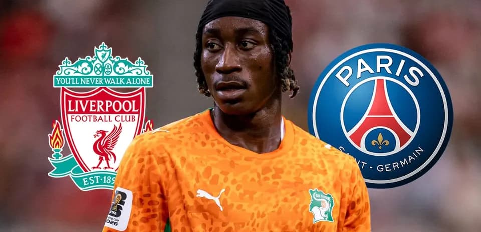 Futbolçu, Liverpool və PSG logoları ilə