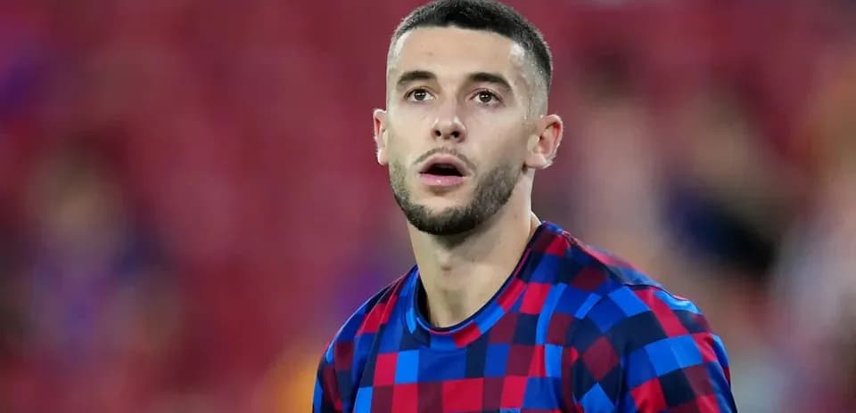 Futbolçu Barcelona formasında oyun meydançasında