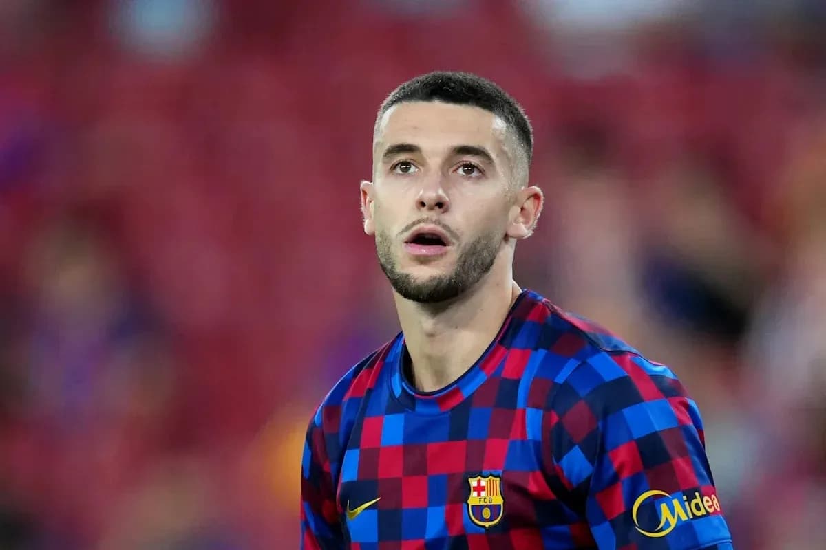 Futbolçu Barcelona formasında oyun meydançasında