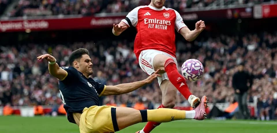 İki futbolçunun top üçün mübarizəsi