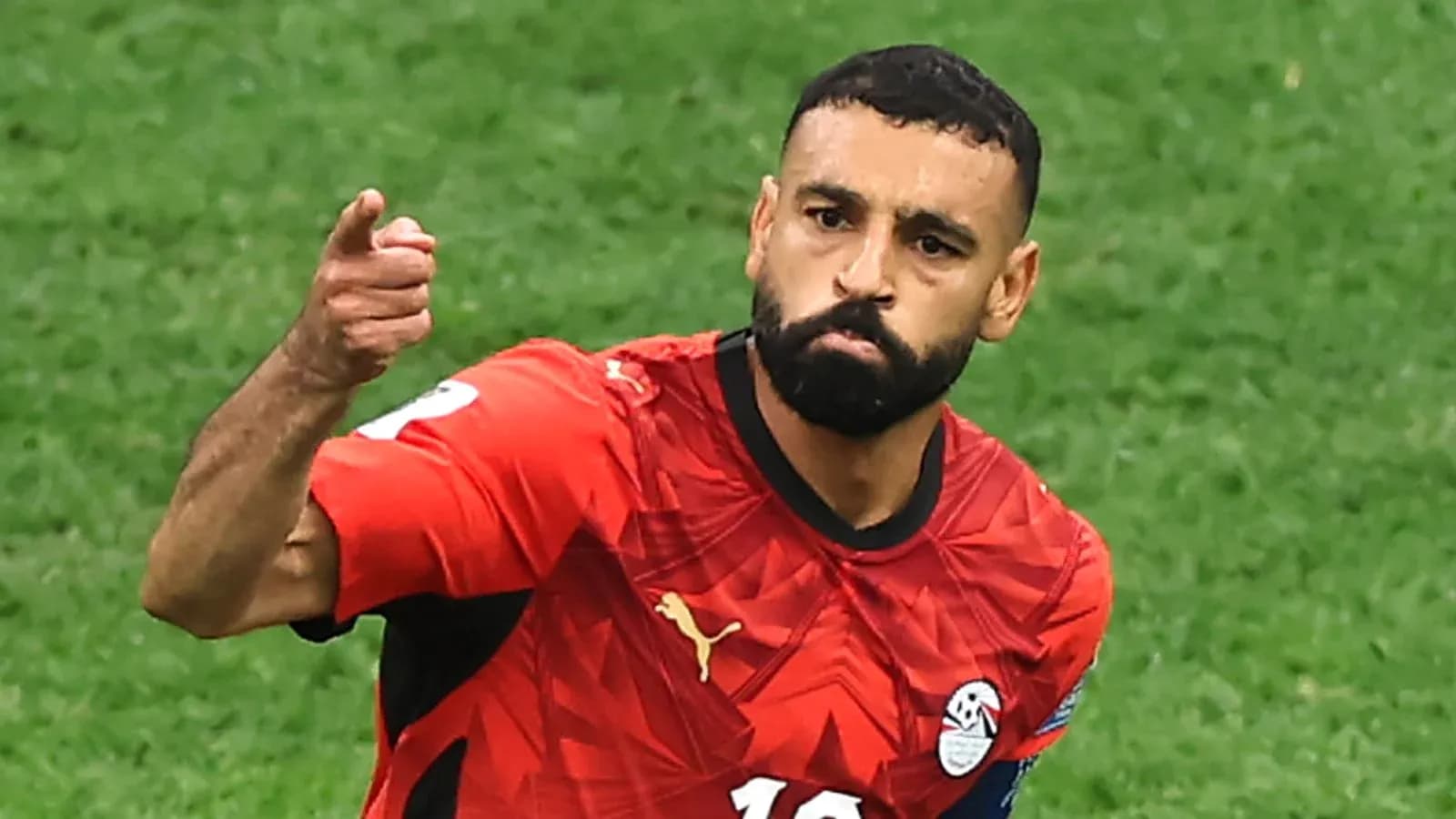 Futbolçu meydanda qolu qeyd edir
