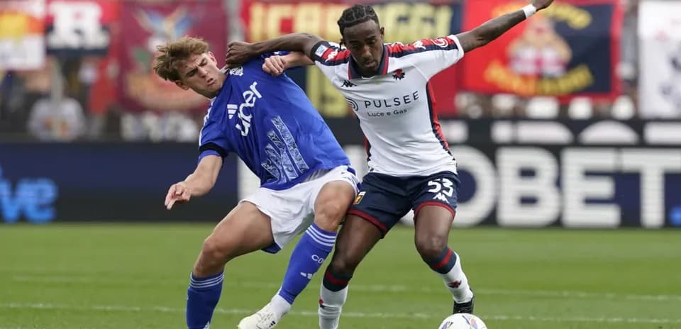 Genoa və Como futbolçuları mübarizə aparır