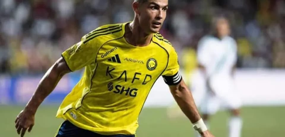 Futbolçu oyun zamanı sarı forma geyinib