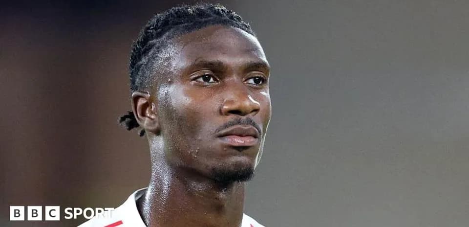 Futbolçu sahədə diqqətlə baxır