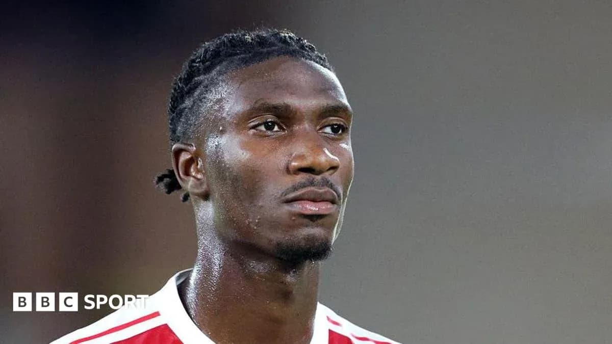 Futbolçu sahədə diqqətlə baxır