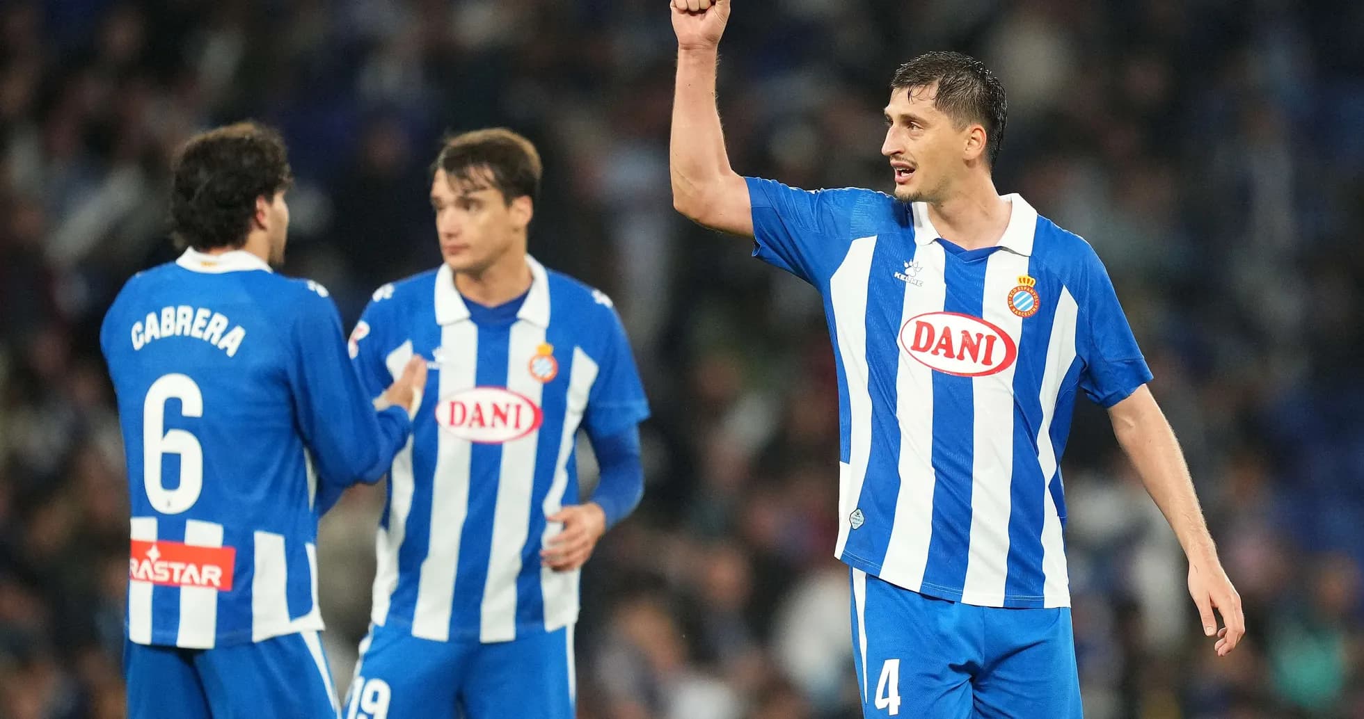 Espanyol futbolçuları sevinir