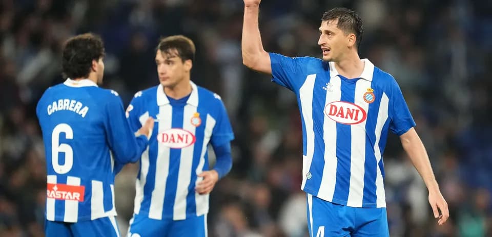 Espanyol futbolçuları sevinir