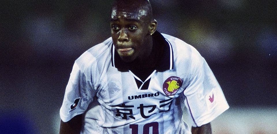 Corinthians və Vasco'nun keçmiş hücumçusu Regis Pitbull sərt crack asılılığı ilə küçələrdə yaşayır