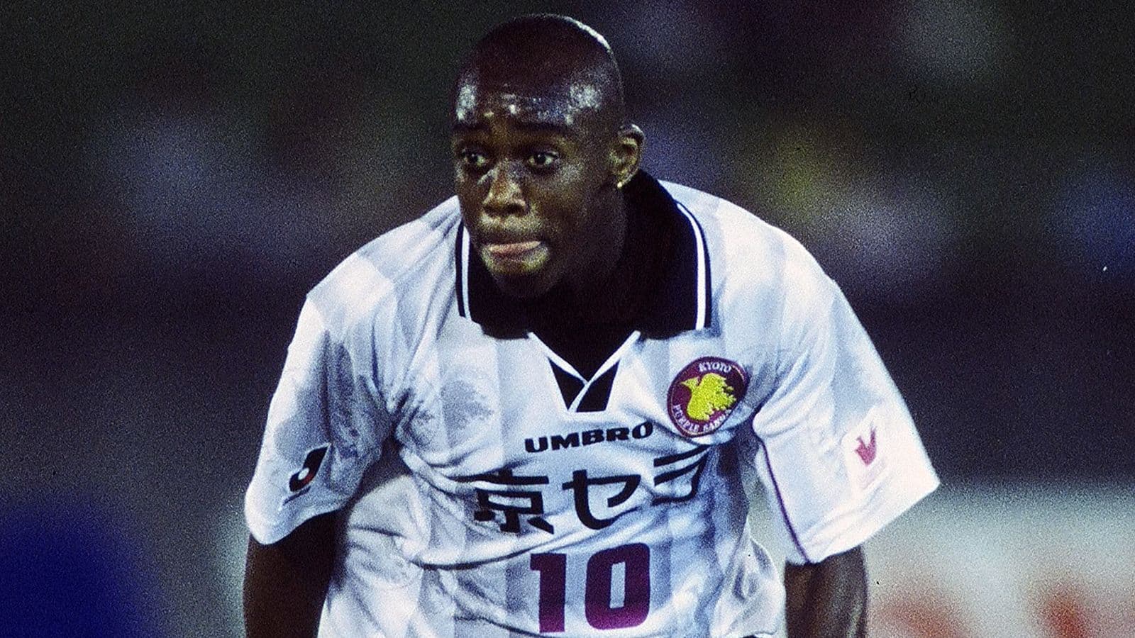 Corinthians və Vasco'nun keçmiş hücumçusu Regis Pitbull sərt crack asılılığı ilə küçələrdə yaşayır