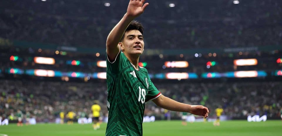 Liverpool 17 yaşlı Meksikalı istedad Gilberto Moranı transfer etmək istəyir