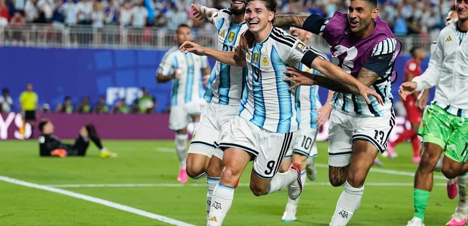 Julián Álvarez əlavə vaxtda vurduğu möhtəşəm qol ilə Argentinanı yarımfinala daşıdı