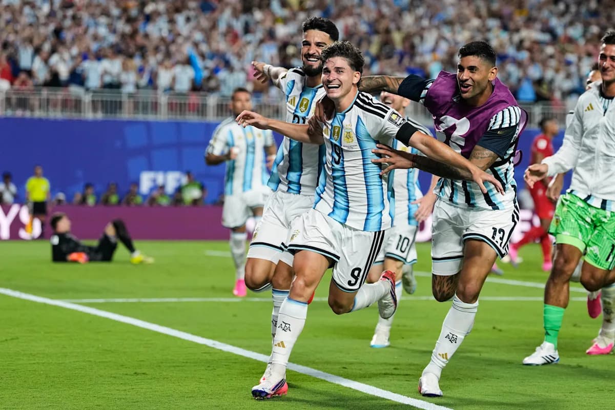 Julián Álvarez əlavə vaxtda vurduğu möhtəşəm qol ilə Argentinanı yarımfinala daşıdı